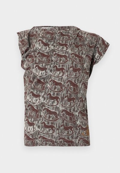 Detská košeľa s krátkym rukávom s celoplošným vzorom hnedých hojdačiek na textúrovanom šedom pozadí.