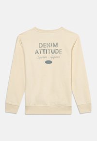 Μπεζ φούτερ με μακριά μανίκια, ριμπ μανσέτες και τελείωμα, με ξεθωριασμένο κείμενο "DENIM ATTITUDE Superior Apparel" στην πλάτη.