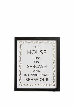 Cartello incorniciato con testo nero che riporta "This house runs on sarcasm and inappropriate behaviour" con bordo dorato ondulato su sfondo bianco.