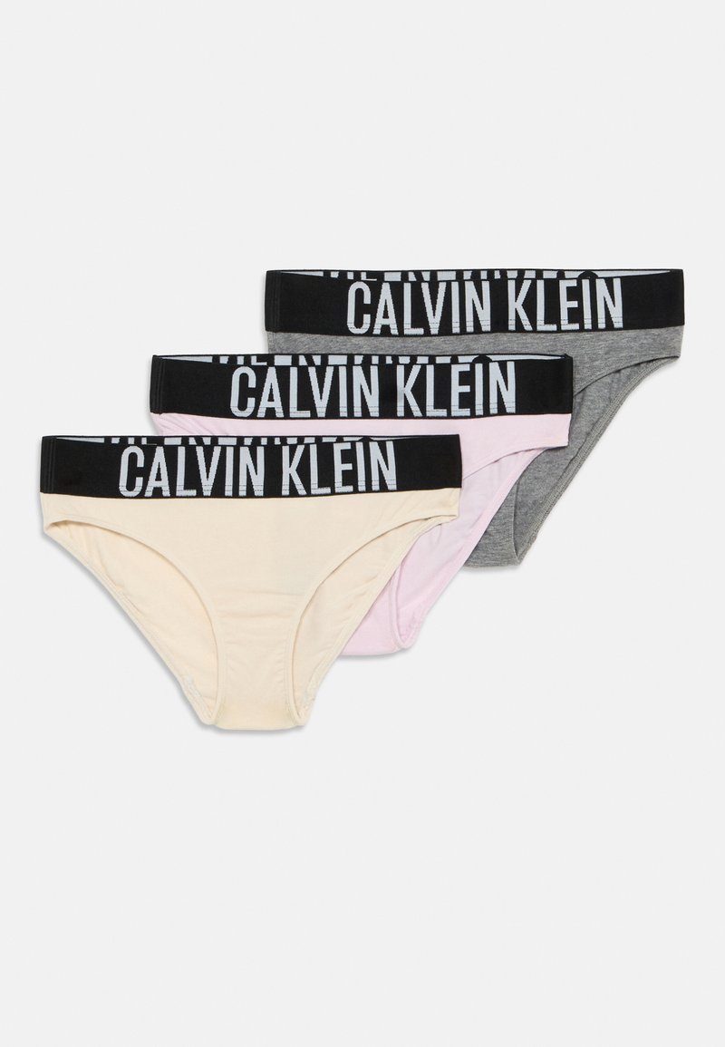Ensemble de culottes femmes Calvin Klein en trois couleurs : beige, rose et gris, avec une ceinture élastique noire ornée du logo.