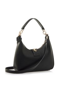 Bolso de piel negra con forma curva, acentos de hardware dorado y una correa de hombro desmontable. Cuenta con un cierre de cremallera y un detalle de botón.