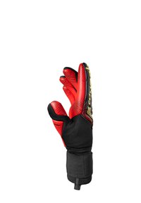 Guanto da portiere rosso con grip testurizzato, supporto al polso nero e mesh traspirante. Presenta motivi neri distribuiti in modo casuale e accenti dorati.