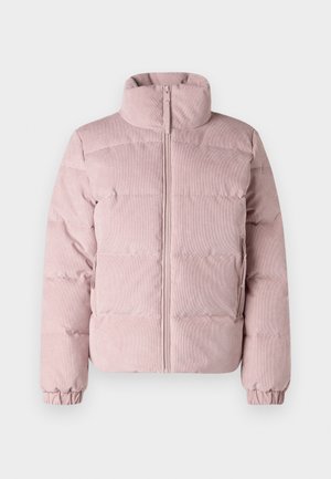 Hellesrosa Kordjacke mit hohem Kragen, frontalem Reißverschluss, elastischen Bündchen und zwei seitlichen Reißverschlusstaschen vor einem schlichten weißen Hintergrund.