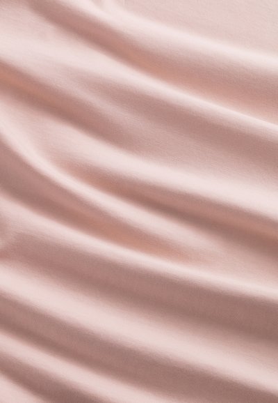 Jasnoróżowa tkanina o gładkiej fakturze, z miękkimi, delikatnymi fałdami i subtelnymi wzorami żebrowymi w całej powierzchni.