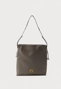 Bolso tote de cuero gris con cierre de cordón, que presenta un diseño minimalista y un acento de logo en tono dorado en la parte frontal.