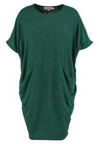 Abito verde a maniche corte con una vestibilità comoda, caratterizzato da lati drappeggiati, scollatura rotonda e tessuto testurizzato. Accentuato da dettagli a punto croce.