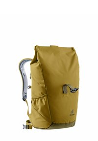 Zaino giallo con design a roll-top, tessuto texturizzato, tasca laterale in rete e spallacci regolabili. Presenta una chiusura a fibbia e dettagli del logo.