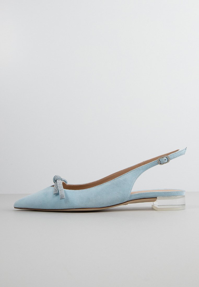 Chaussure slingback en sue-de bleu clair avec un bout pointu, un détail de nœud décoratif et un talon block transparent. Texture lisse et design élégant.