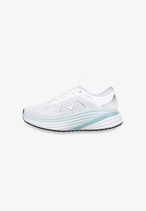 Chaussure de course légère blanche avec dessus en mesh, semelle coussinée bleue, semelle extérieure noire, et fermeture à lacets, vue de profil.