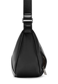 Sort lædertaske med en triangular form, tyk rem, sidelukning og glat tekstur. Minimalistisk design uden synlige logoer.
