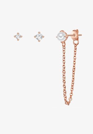 Boucles d'oreilles en or rose avec des pierres en zirconium cubique transparent; présentent un accent en perle sur une chaîne, alliant élégance et design contemporain.