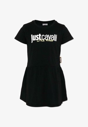 Robe noire à manches courtes avec taille froncée et texte blanc et jaune « Just Cavalli Little Rogue » sur la poitrine.