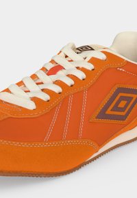 Umbro GORTON UNISEX - Αθλητικά παπούτσια - gold-coloured flame/henna/whisper white