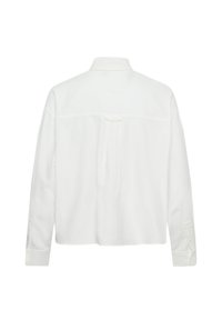 Chemise blanche à manches longues avec pli au dos et poignets boutonnés, présentée sur un fond blanc uni.