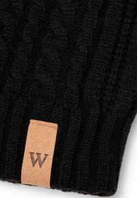 Czarna dziana czapka z fakturowanym prążkowanym wzorem oraz prostokątną beżową skórzaną metką z wytłoczonym literą "W".