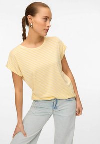 Geel gestreepte t-shirt met korte mouwen, gemaakt van zachte stof, met een relaxte pasvorm en ronde halslijn, gecombineerd met lichtdenim jeans.
