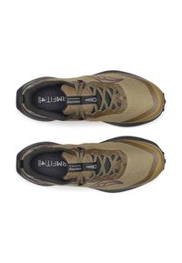 Trailrunningschoenen met een bovenwerk van bruin en goud gaas, zwarte accenten en een geprofileerde rubberen zool. Voorzien van een vetersysteem en een logo-detail.