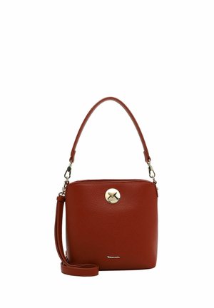 Bolso bandolera de cuero rojo con forma redondeada, que presenta un cierre circular en tono dorado, una correa ajustable y una superficie texturizada.