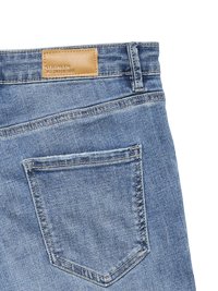 As calças de ganga azul apresentam um remendo de couro rotulado "VEROMODA WE DO DENIM", com um bolso traseiro e uma textura desbotada no tecido.
