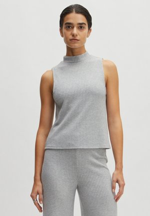 Grijs geribd mouwloos topje met een hoge hals, met een iets losse pasvorm die tot de taille valt, gecombineerd met bijpassende geribde broek.