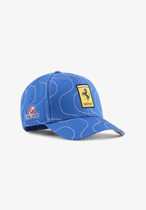 Blauwe honkbalpet met witte geborduurde golfpatronen, Ferrari-logo-opdruk aan de voorkant en UniCredit-logo-opdruk aan de zijkant.