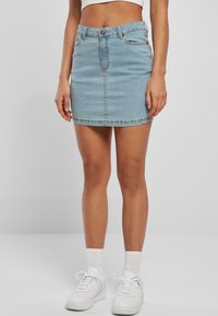 Svetlo modra jeans krila s klasičnim pet-pocket dizajnom, ravnim krojem in robom nad sredino stegna. Ima zapiranje z gumbom in zadrgo.