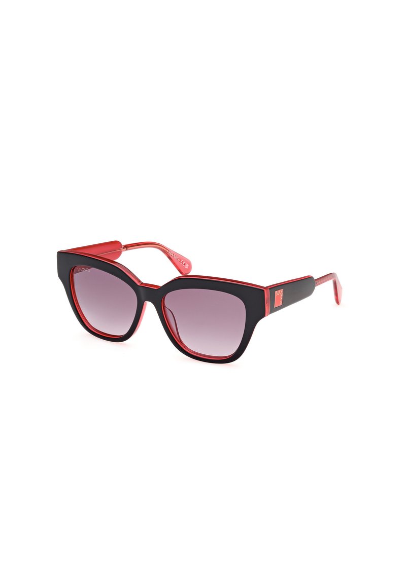 Gafas de sol estilo cat-eye con una combinación de colores negro y rojo. Montura negra mate, lentes tintados rojos y patillas rojas ligeramente transparentes.