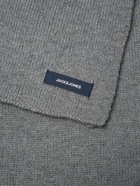 Bufanda de punto gris con textura acanalada y forma rectangular. Incluye una etiqueta azul oscura con "JACK & JONES" en texto blanco.