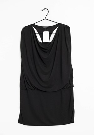 Černé šaty bez rukávů s drapovaným výstřihem, nařaseným pasem a rovnou spodní hranou. Látka vypadá měkce a hladce, s minimálním designem.