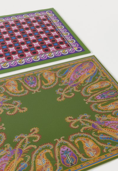 Deux foulards en soie à motifs floraux et géométriques ; l'un vert avec des motifs paisley, l'autre violet avec des formes hexagonales.