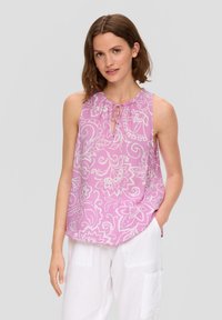 Blusa senza maniche floreale in rosa chiaro con motivi paisley bianchi, caratterizzata da un collo arr gathered e dettaglio con cordoncino, realizzata in tessuto leggero.