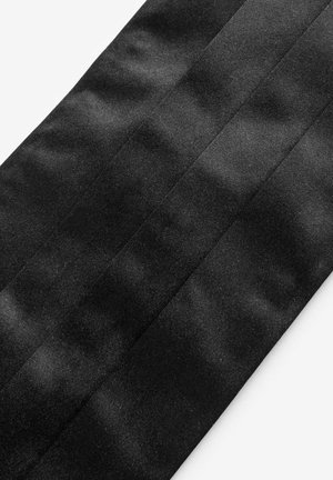 Schwarzer Satin-Stoff mit glatter Textur, der über drei horizontale Falten für Struktur verfügt. Die Oberfläche reflektiert das Licht sanft.