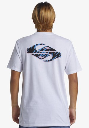Camiseta de algodón blanca con un gran diseño gráfico en la parte de atrás en negro, azul y rosa. Mangas cortas y cuello redondo estándar.