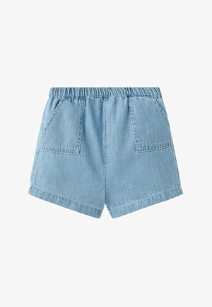 Lichtblauwe denimshorts met elastische tailleband en twee voorzakken, getoond op een witte achtergrond.