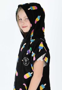 Poncho in pile nero con motivi colorati di gelati, dotato di tasca frontale e cappuccio. Texture morbida e vestibilità ampia.