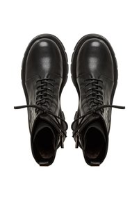 Crne kožne gležnjače s sjajnom završnom obradom, s vezicama na prednjem dijelu, detaljima sa zatvaračem i teksturiranim potplatom. Dizajn s zaobljenim nosom.