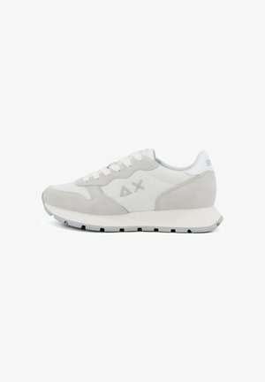 Witte en lichtgrijze lage sneaker met suède vlakken, mesh stof, veters en een gestructureerde rubberen zool, zijaanzicht met het "ΔX"-logo.