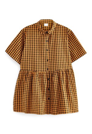 Kvindekjole med kortærmet, knaplukning og orange og sort ternet mønster samt indsnøring i taljen, lagt fladt på hvid baggrund.