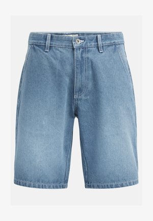 Pantalones cortos de mezclilla azul claro con trabillas para cinturón, cierre frontal con botón, costuras visibles y bolsillos laterales, fotografiados sobre un fondo blanco.