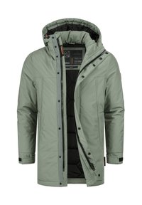 Giacca isolante verde con cappuccio rimovibile, chiusura a zip e a bottoni, e foderata in nero. Presenta multiple tasche e polsini regolabili.