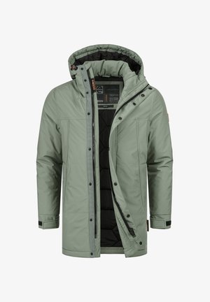 Chaqueta aislante verde con capucha desmontable, cierre de cremallera y presión, y forro negro. Incluye múltiples bolsillos y puños ajustables.