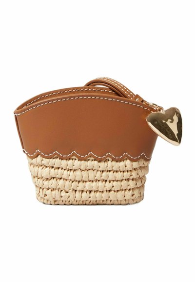 Pochette en cuir marron avec une base en paille tissée, un bord festonné et un accent en forme de cœur doré. Présente des coutures blanches contrastantes.