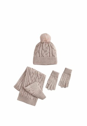 Conjunto de invierno beige de punto con patrones de cable, que incluye un gorro con pompón, bufanda a juego y un par de guantes sobre fondo blanco.