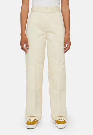 Pantaloni beige a gamba larga realizzati in tessuto misto cotone, caratterizzati da una vita alta, pannelli cuciti e un sottile logo applicato sul lato.