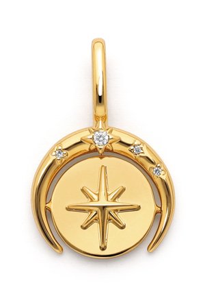 Colgante de color dorado con un diseño de estrella sobre un fondo circular liso, acentuado por tres pequeñas piedras preciosas dispuestas en la parte superior.