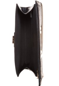 Černá psaníčko z umělé kůže s krokodýlím vzorem, zapínáním na zip a otevřeným vnitřkem s jednou kapsou a tmavou podšívkou.