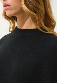 Authentic Cashmere ADORIA ROUND NECK - Neule - black