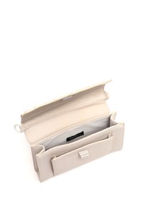 Portafoglio in finta pelle beige con un design semplice, dotato di una tasca anteriore, scomparti interni e una chiusura in metallo argentato.