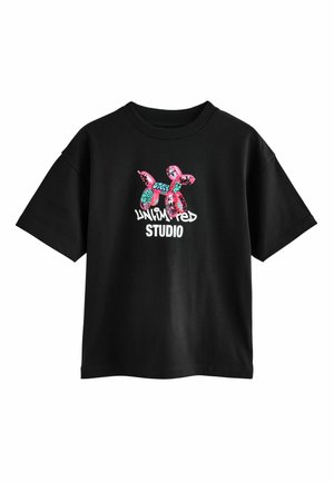 Sort kortærmet t-shirt med farverigt ballonhund-grafik og teksten "Unlimited Studio" i hvid foran i midten.