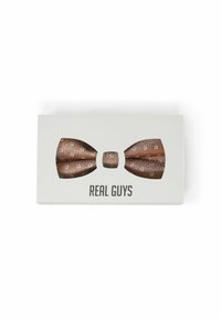 Fliege aus braunem, strukturiertem Stoff mit einem gepunkteten Muster. Auf weißem Hintergrund präsentiert, mit dem fetten Text "ECHTE MÄNNER" unterhalb der Fliege.